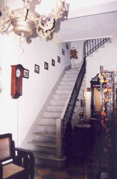 staircase.JPG (22306 bytes)